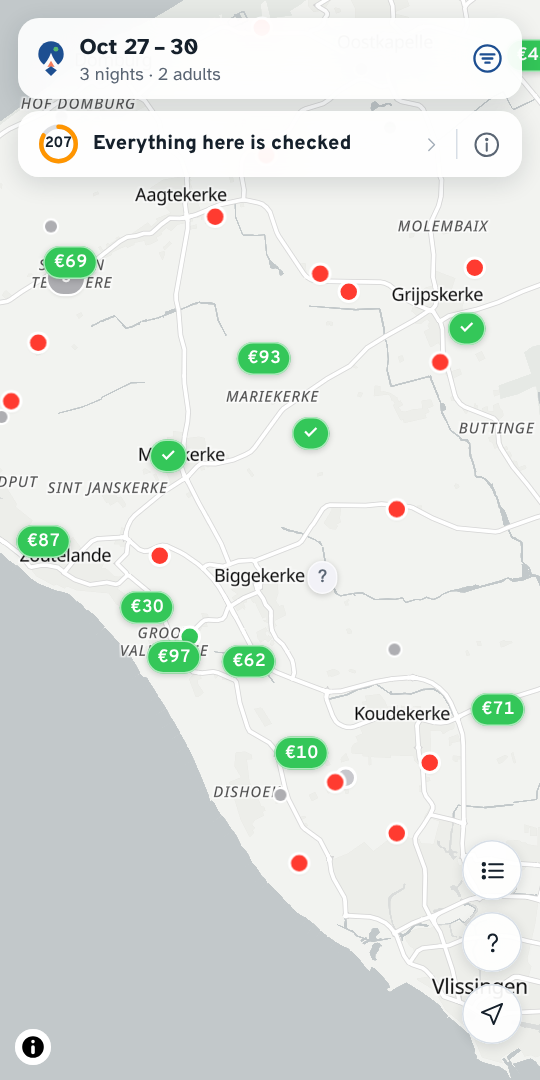The Vacamp map on a phone after a check: campsites on the Zeeland coast in green where there is space on your dates, most with the price of the stay, and in red where they are full